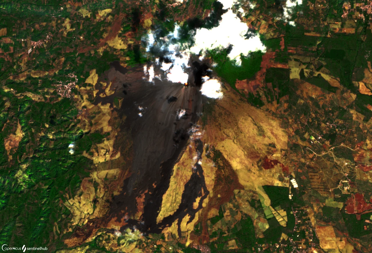 Satellite landscape with infrared highlights; Pacaya / Sentinel-2